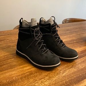 North Face Black woman’s boots size 9 excellent condition never worn